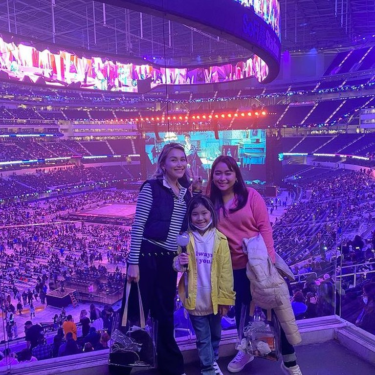 Bilqis putri Ayu Ting Ting adalah seorang ARMY, Ayu Ting Ting pun membawa Bilqis nonton konser BTS di Amerika. Yuk intip!