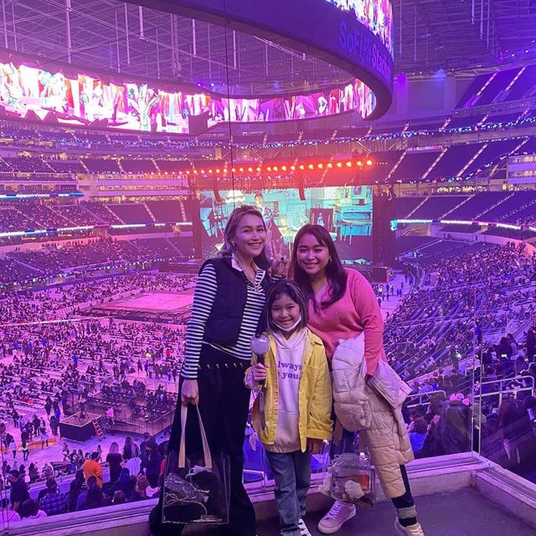 6 Potret Ayu Ting Ting Bawa Bilqis Nonton Konser BTS di Amerika Bilqis putri Ayu Ting Ting adalah seorang ARMY, Ayu Ting Ting pun membawa Bilqis nonton konser BTS di Amerika. Yuk intip!
