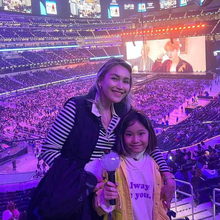 Bilqis putri Ayu Ting Ting adalah seorang ARMY, Ayu Ting Ting pun membawa Bilqis nonton konser BTS di Amerika. Yuk intip!