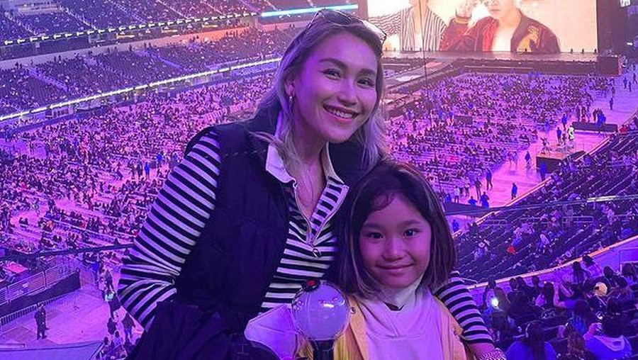 6 Potret Ayu Ting Ting Bawa Bilqis Nonton Konser BTS di Amerika Bilqis putri Ayu Ting Ting adalah seorang ARMY, Ayu Ting Ting pun membawa Bilqis nonton konser BTS di Amerika. Yuk intip!
