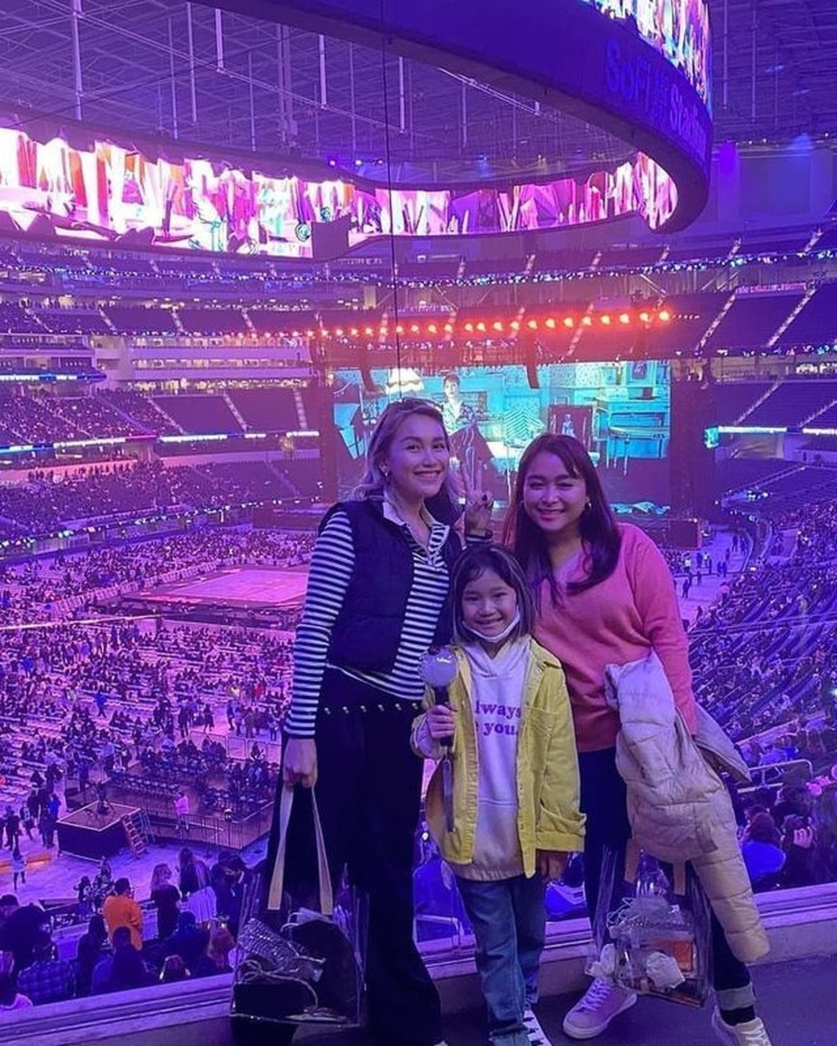 Bilqis putri Ayu Ting Ting adalah seorang ARMY&comma; Ayu Ting Ting pun membawa Bilqis nonton konser BTS di Amerika&period; Yuk intip&excl;