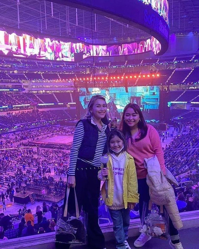 Bilqis putri Ayu Ting Ting adalah seorang ARMY, Ayu Ting Ting pun membawa Bilqis nonton konser BTS di Amerika. Yuk intip!