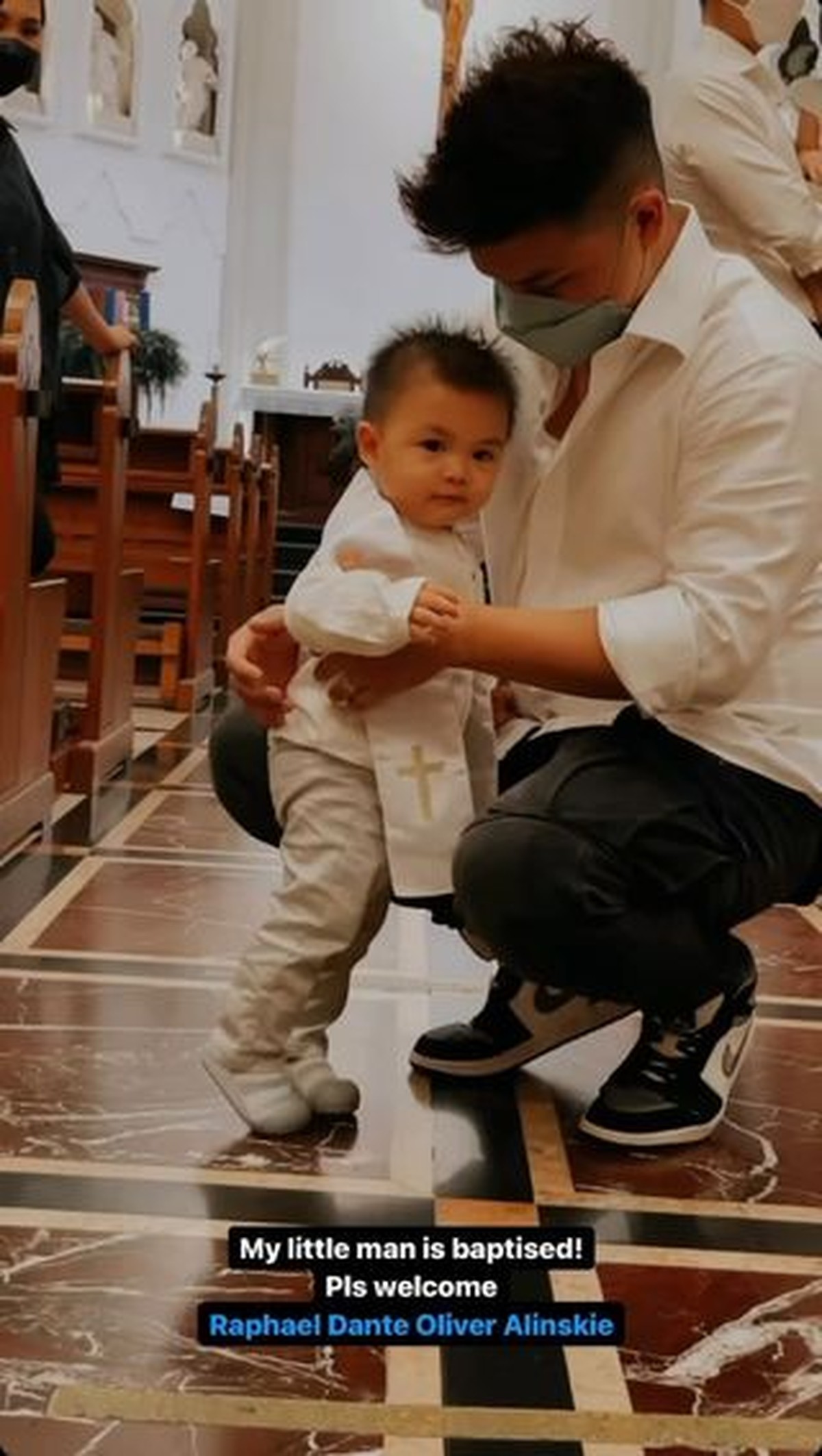 Glenn Alinskie dan Chelsea Olivia melakukan pembaptisan kepada putra bungsu mereka&comma; Dante&period; Yuk kita intip momennya&excl;