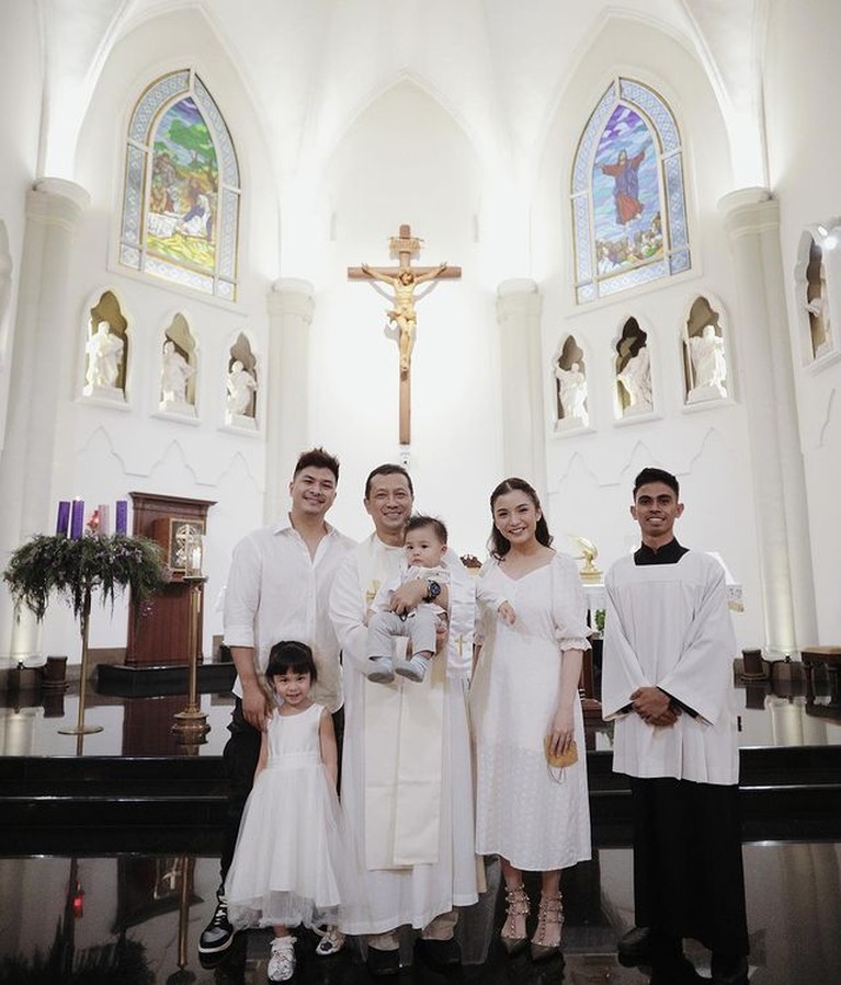 Glenn Alinskie dan Chelsea Olivia melakukan pembaptisan kepada putra bungsu mereka, Dante. Yuk kita intip momennya!