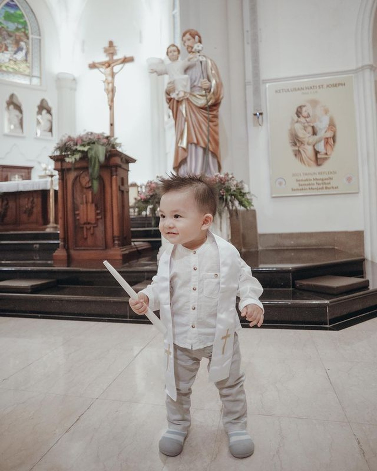 Glenn Alinskie dan Chelsea Olivia melakukan pembaptisan kepada putra bungsu mereka&comma; Dante&period; Yuk kita intip momennya&excl;