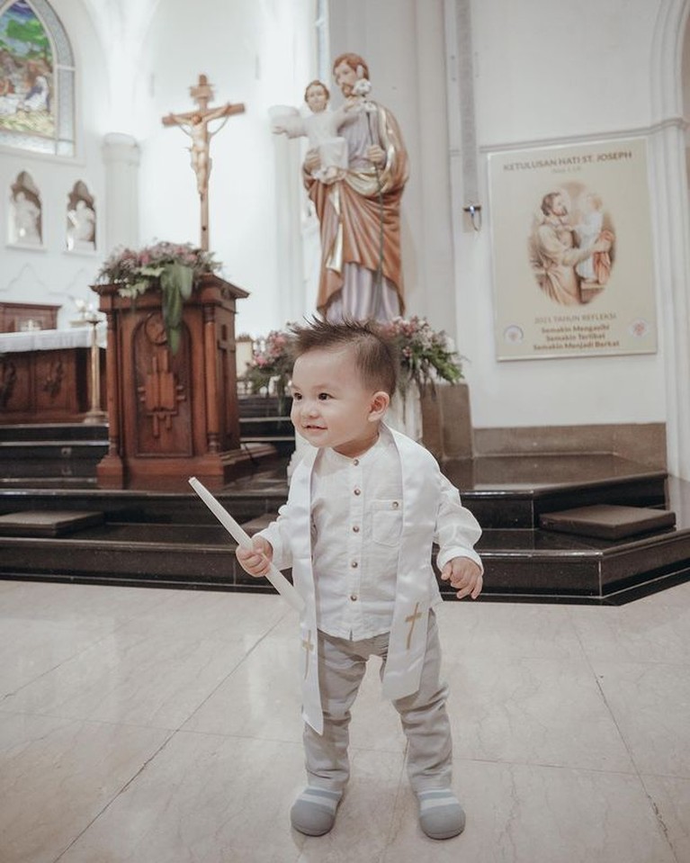 Glenn Alinskie dan Chelsea Olivia melakukan pembaptisan kepada putra bungsu mereka, Dante. Yuk kita intip momennya!