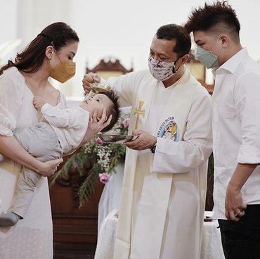 7 Momen Pembaptisan Dante Anak Kedua Chelsea Olivia & Glenn Alinskie