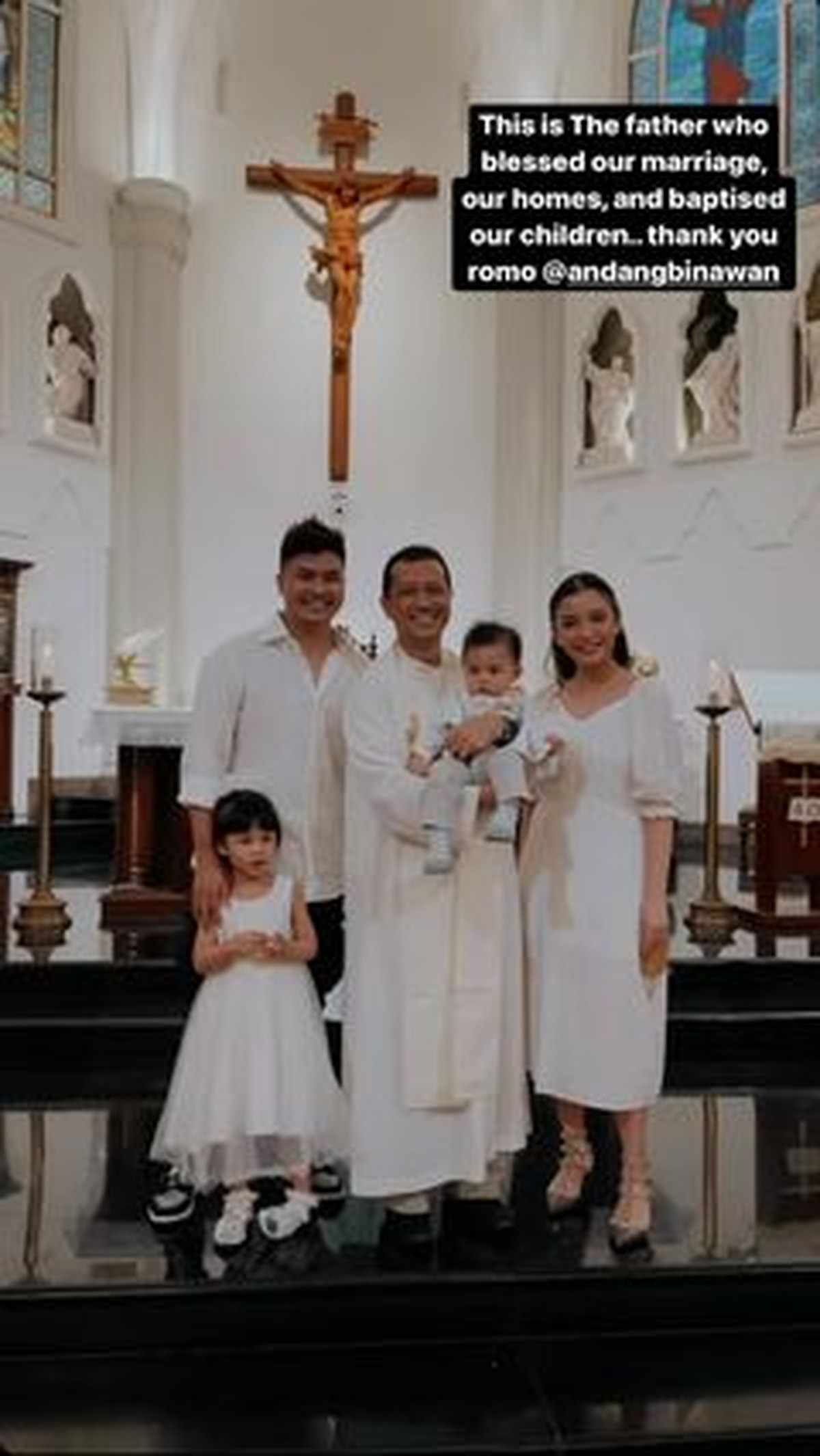 Glenn Alinskie dan Chelsea Olivia melakukan pembaptisan kepada putra bungsu mereka&comma; Dante&period; Yuk kita intip momennya&excl;