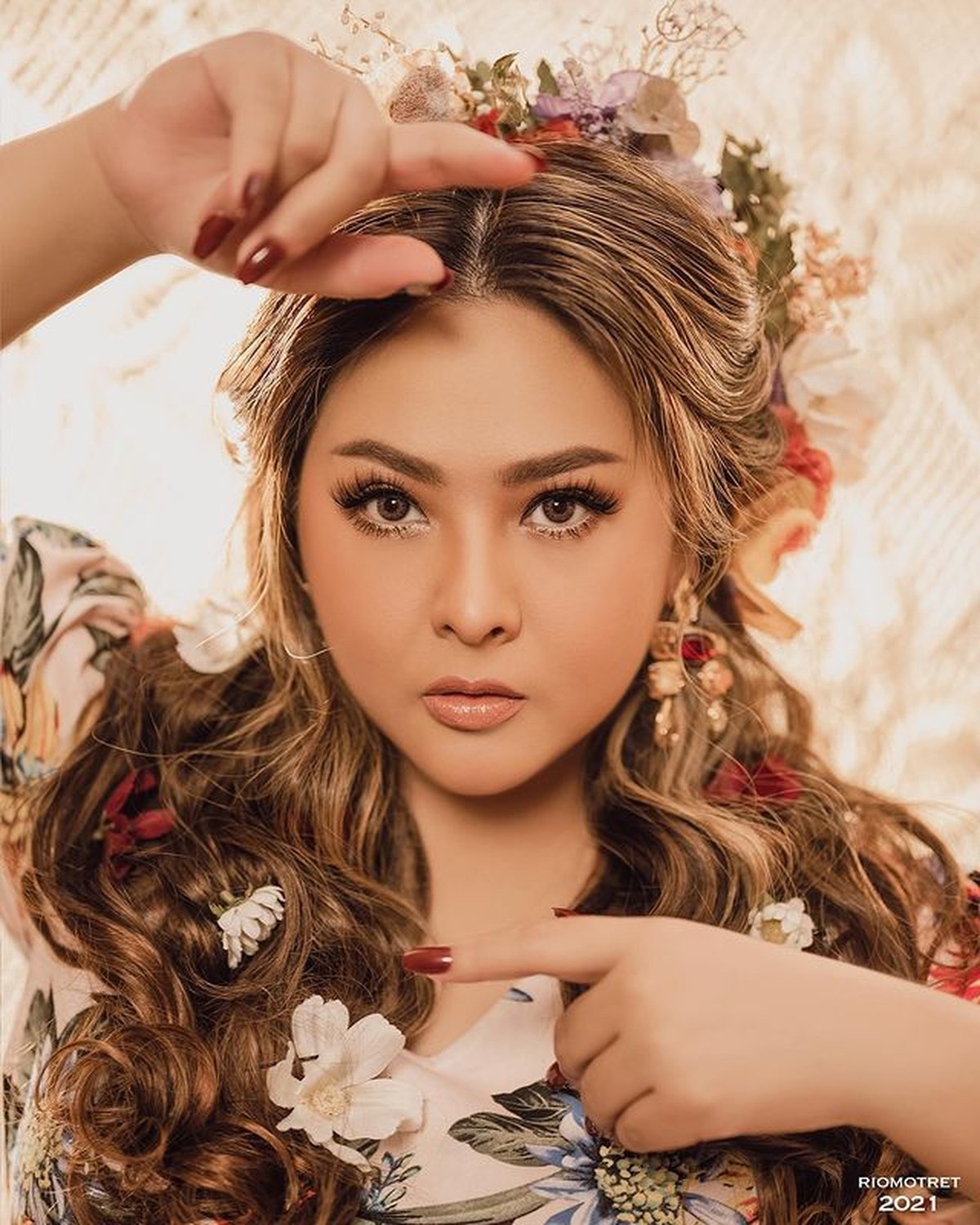 Audy Item baru saja melakukan pemotretan dengan penampilan tubuhnya yang makin langsing usai turun berat 10 kg&period; Yuk intip&excl;