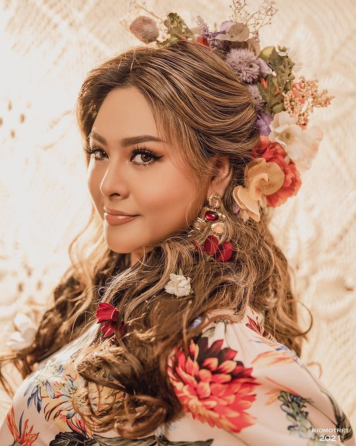 Audy Item baru saja melakukan pemotretan dengan penampilan tubuhnya yang makin langsing usai turun berat 10 kg&period; Yuk intip&excl;