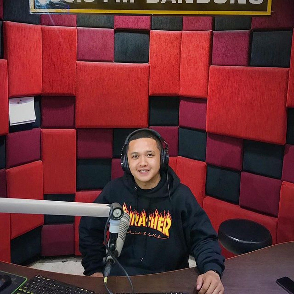 Zara Adhisty terlihat sedang dekat dengan pria bernama Abimanyu Bhakti yang ternyata sepupu Risa Saraswati&period; Yuk intip&excl;