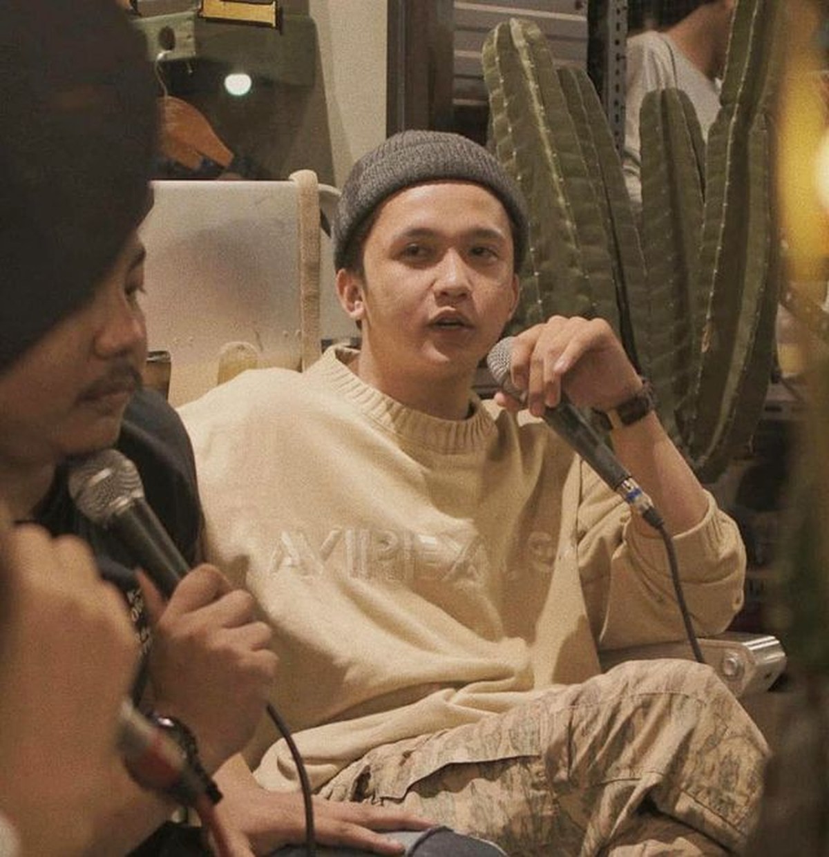 Zara Adhisty terlihat sedang dekat dengan pria bernama Abimanyu Bhakti yang ternyata sepupu Risa Saraswati&period; Yuk intip&excl;