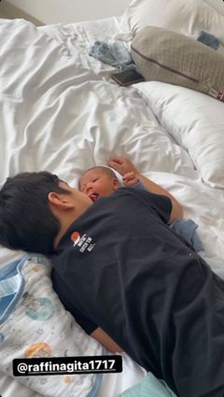 Rafathar Malik Ahmad sangat senang atas kelahiran adiknya, baby Rayyanza. Yuk kita intip potret manis mereka berdua!