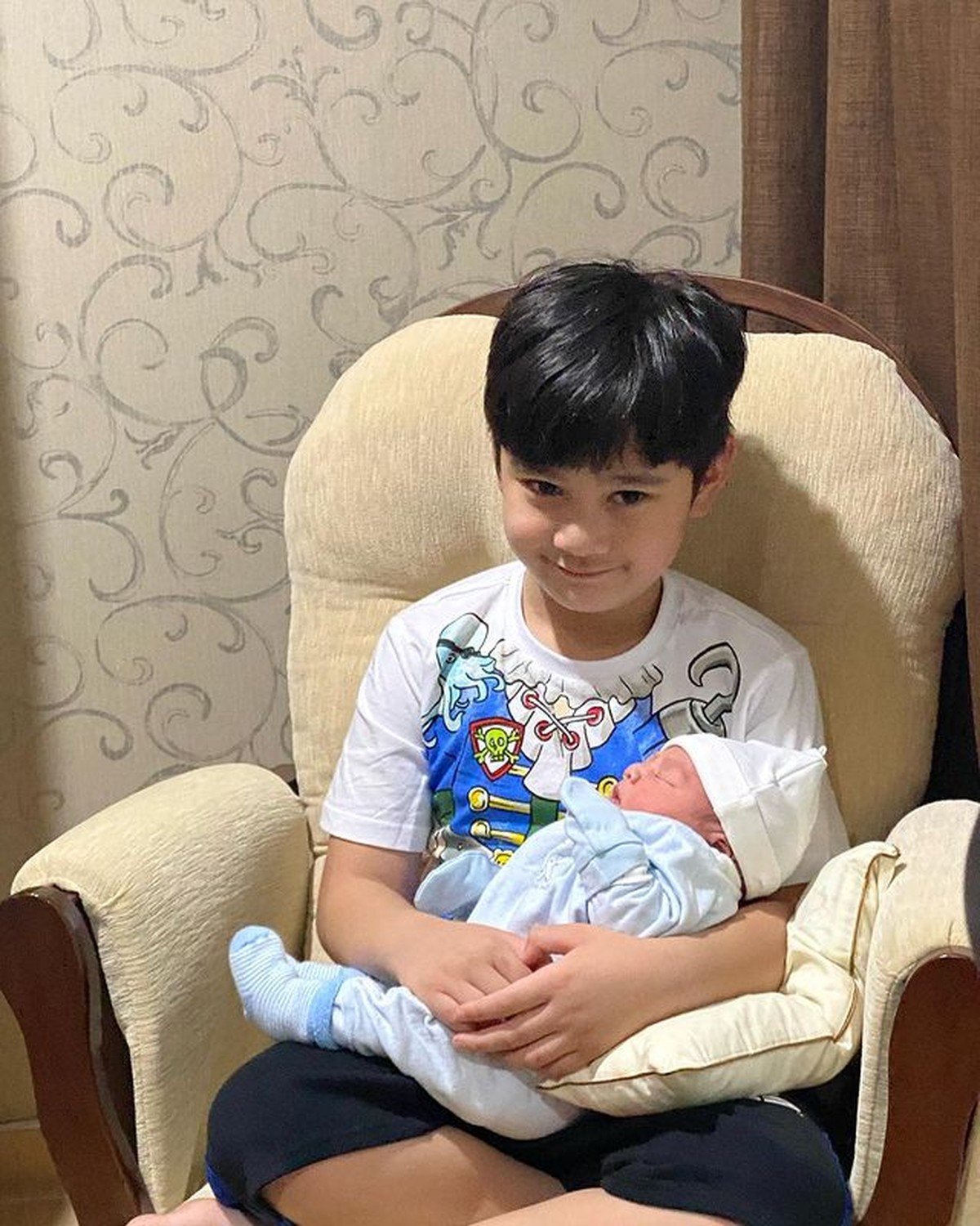Rafathar Malik Ahmad sangat senang atas kelahiran adiknya&comma; baby Rayyanza&period; Yuk kita intip potret manis mereka berdua&excl;