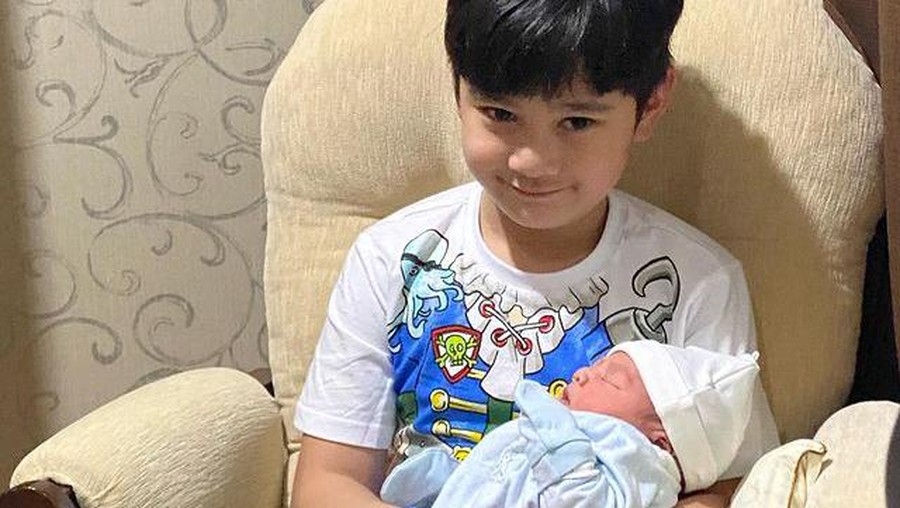 Rafathar Malik Ahmad sangat senang atas kelahiran adiknya, baby Rayyanza. Yuk kita intip potret manis mereka berdua!