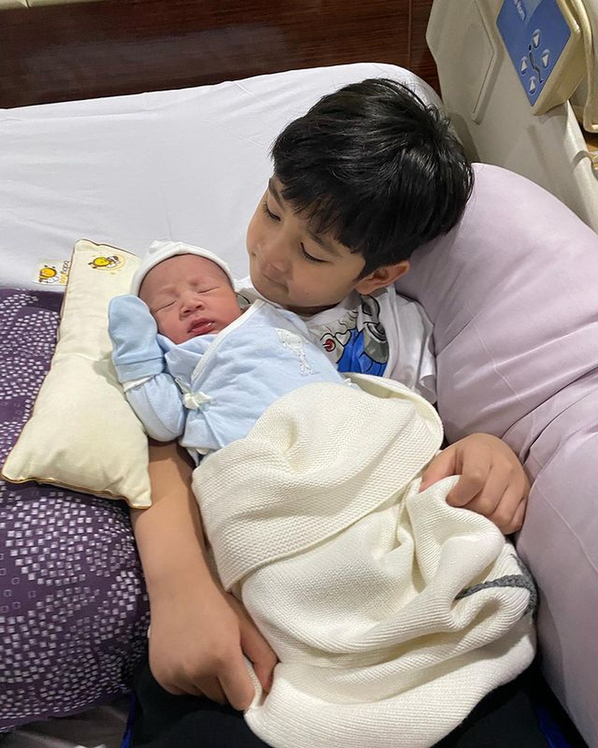 Rafathar Malik Ahmad sangat senang atas kelahiran adiknya&comma; baby Rayyanza&period; Yuk kita intip potret manis mereka berdua&excl;
