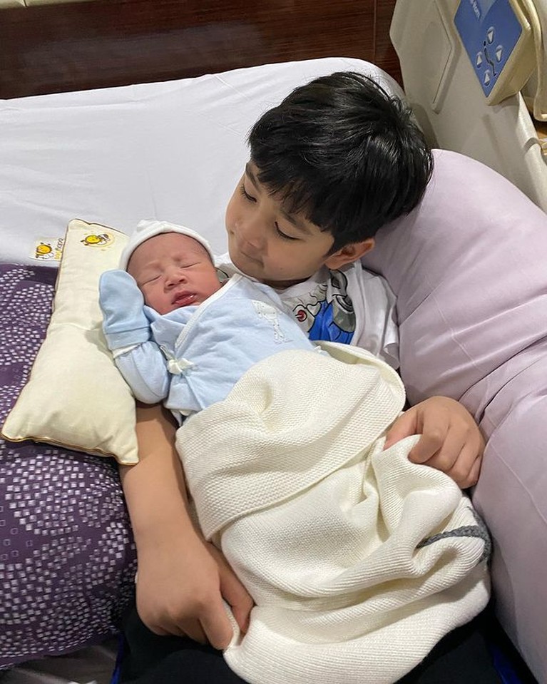 Rafathar Malik Ahmad sangat senang atas kelahiran adiknya, baby Rayyanza. Yuk kita intip potret manis mereka berdua!