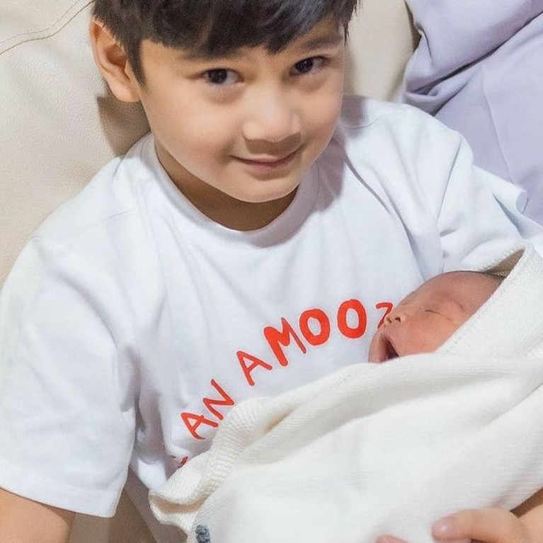 Rafathar Malik Ahmad sangat senang atas kelahiran adiknya, baby Rayyanza. Yuk kita intip potret manis mereka berdua!