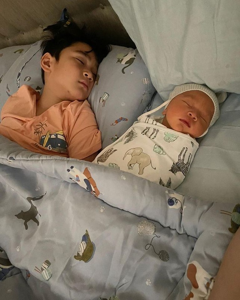 Rafathar Malik Ahmad sangat senang atas kelahiran adiknya, baby Rayyanza. Yuk kita intip potret manis mereka berdua!