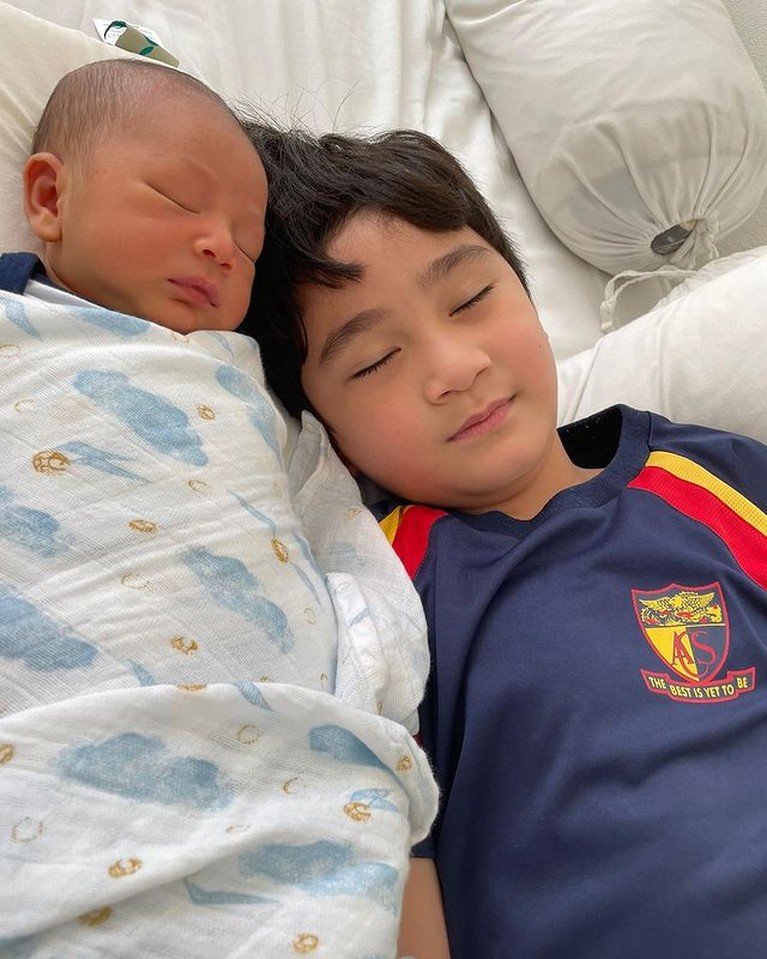 Rafathar Malik Ahmad sangat senang atas kelahiran adiknya, baby Rayyanza. Yuk kita intip potret manis mereka berdua!