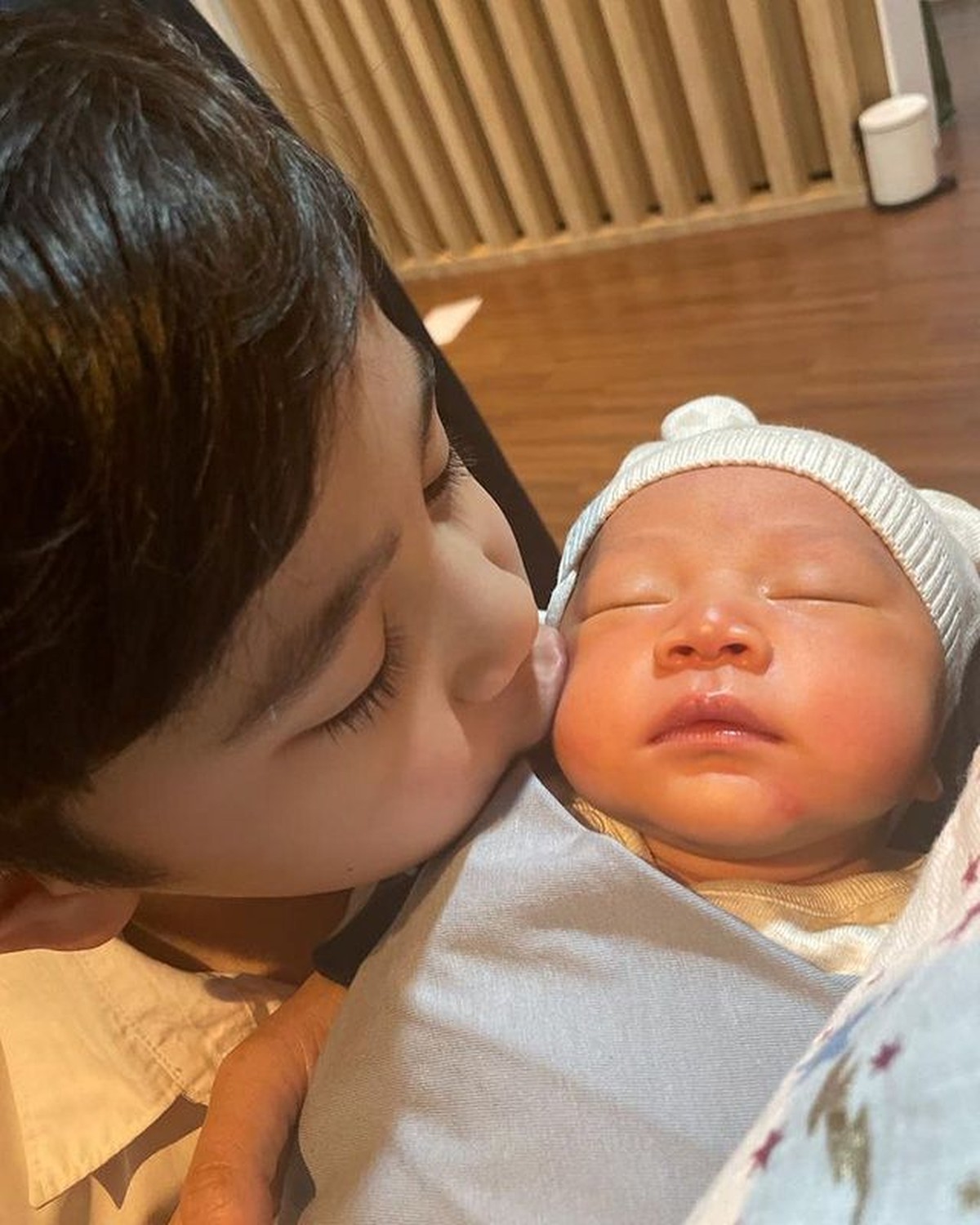 Rafathar Malik Ahmad sangat senang atas kelahiran adiknya&comma; baby Rayyanza&period; Yuk kita intip potret manis mereka berdua&excl;