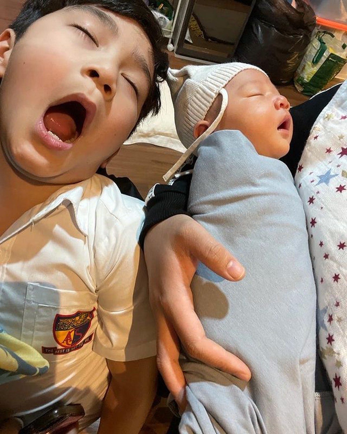 Rafathar Malik Ahmad sangat senang atas kelahiran adiknya&comma; baby Rayyanza&period; Yuk kita intip potret manis mereka berdua&excl;