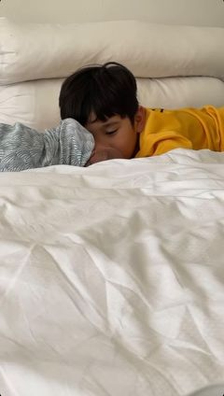 Rafathar Malik Ahmad sangat senang atas kelahiran adiknya, baby Rayyanza. Yuk kita intip potret manis mereka berdua!