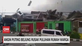 VIDEO: Angin Puting Beliung Rusak Puluhan Rumah Warga