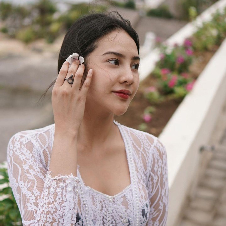 <p>Anya Geraldine menjadi pelakor dalam rumah tangga yang dijalani oleh Aris (Reza Rahardian) dan Kinan (Putri Marino) di <em>Layangan Putus</em>, Bunda. (Foto: Instagram @anyageraldine)</p>