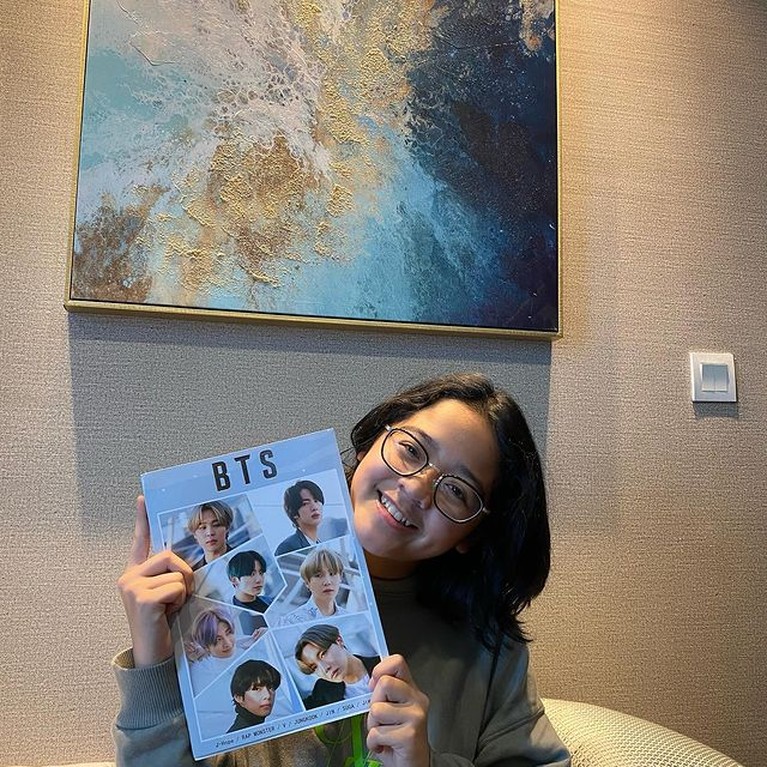 ARMY Sejati, 7 Deretan Anak Artis Penggemar Berat BTS Fans BTS memang sangat banyak diberbagai negara dan kalangan, berikut ini adalah deretan anak-anak artis ARMY sejati!