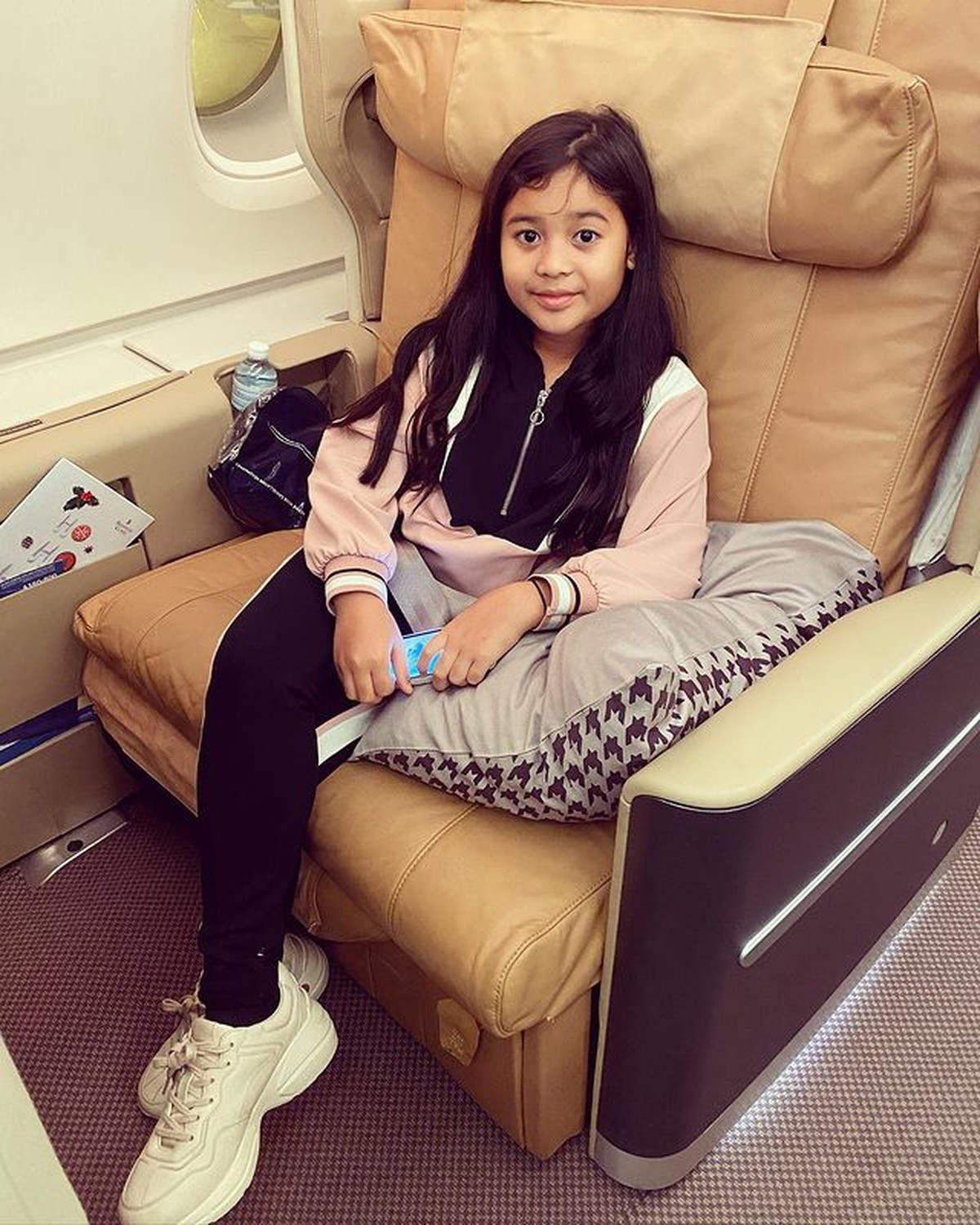 Fans BTS memang sangat banyak diberbagai negara dan kalangan&comma; berikut ini adalah deretan anak-anak artis ARMY sejati&excl;