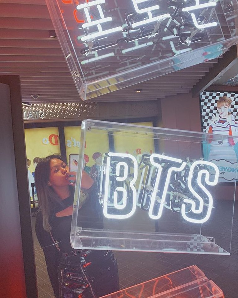 ARMY Sejati, 7 Deretan Anak Artis Penggemar Berat BTS Fans BTS memang sangat banyak diberbagai negara dan kalangan, berikut ini adalah deretan anak-anak artis ARMY sejati!