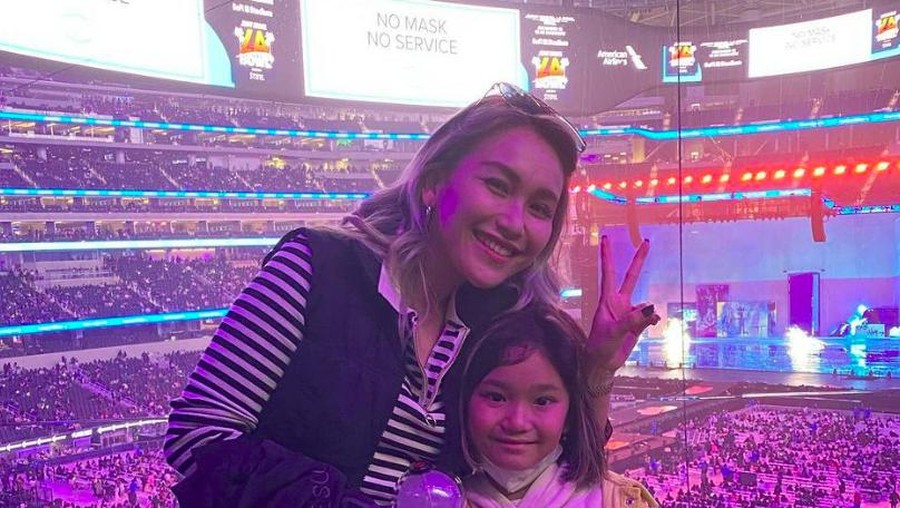 Keseruan Ayu Ting Ting nonton konser BTS di Amerika.