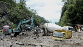 FOTO: Sapuan Lahar Hujan Merapi Terjang Proyek Dam Magelang