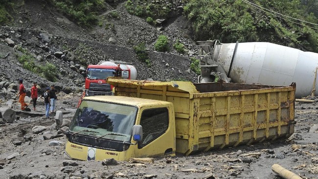 Para penambang pasir termasuk sopir truk masih sempat lari meninggalkan kendaraannya yang terjebak banjir lahar dingin di daerah lereng Gunung Merapi, Sleman.