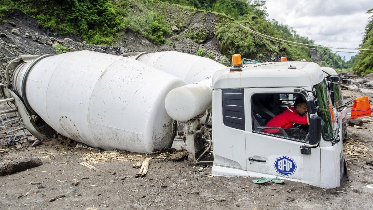 FOTO: Sapuan Lahar Hujan Merapi Terjang Proyek Dam Magelang