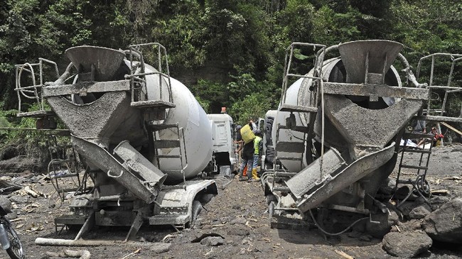 FOTO: Sapuan Lahar Hujan Merapi Terjang Proyek Dam Magelang