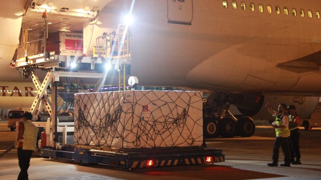 Pemerintah langsung mendistribusi 336.960 dosis vaksin Pfizer yang tiba di Bandara Juanda ke Dinas Kesehatan Jawa Timur.