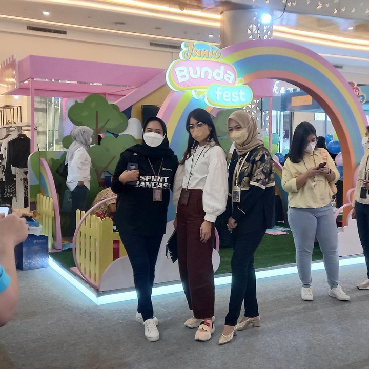 <p>Nantinya, ada berbagai produk yang dijual secara diskon dalam 8 sesi waktu di Bunbastis Sale. Caranya gampang banget, Bunda hanya perlu download aplikasi HaiBunda di ponsel untuk berburu barang diskon. Pastinya Bunda bakal happy karena tawaran harga miring. (Foto: Annisa A)</p>