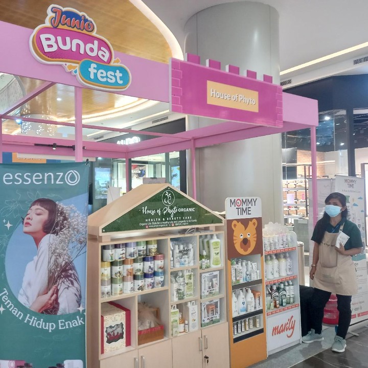 <p>Seluruh rangkaian acara di Junio BundaFest tidak dipungut biaya alias gratis. Jangan lewatkan keseruan acara hingga tanggal 5 mendatang, Bunda. Akan ada berbagai sesi talkshow menarik seputar finansial, gizi anak, hingga parenting bersama para pakar dan Bunda seleb. Ikuti terus acaranya ya! (Foto: Annisa A)</p>
