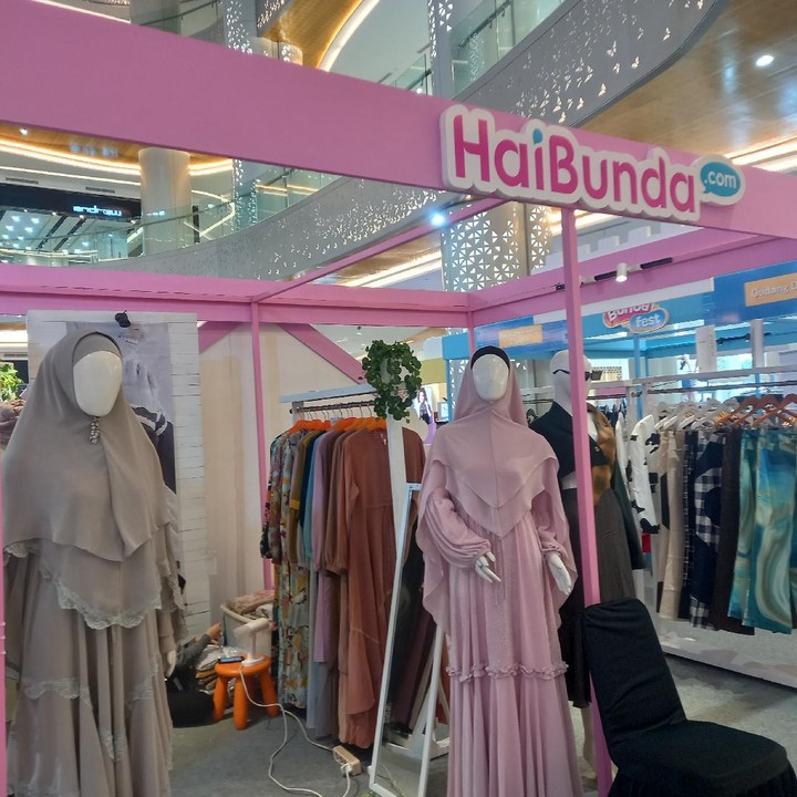 <p>Di area Bazaar Junio BundaFest, Bunda bisa menemukan berbagai booth dengan harga spesial. Salah satu yang menjadi incaran para Bunda adalah daster cantik serba Rp50 ribu, nih. "Tadi lagi jalan-jalan saja, dan harganya kelihatannya tidak terlalu mahal. Tadi beli daster masing-masing dua," tutur salah satu pengunjung Junio BundaFest. (Foto: Annisa A)</p>