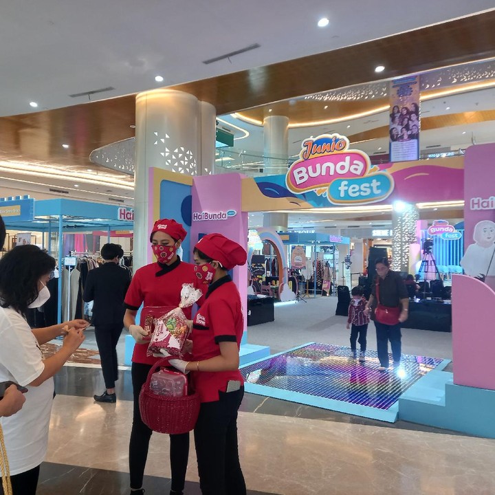 <p>Junio BundaFest resmi dibuka, nih. Digelar di Atrium Trans Studio Mall Cibubur, ada banyak rangkaian acara seru yang bisa menjadi hiburan untuk Bunda dan Si Kecil mulai 3-5 Desember 2021. Cocok banget untuk Bunda yang ingin mencari quality time bersama anak dan keluarga, lho. (Foto: Annisa A)</p>