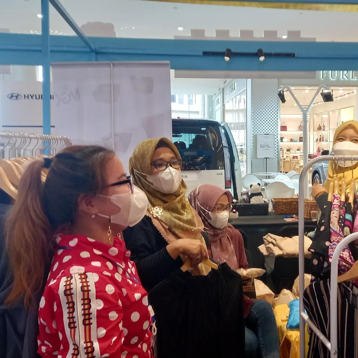 <p>Di hari pertama, acara persembahan HaiBunda ini sudah diramaikan dengan berbagai booth di area Bazar. Bunda yang datang bisa mencari berbagai produk kebutuhan Si Kecil seperti pakaian, perlengkapan bayi, home and living, dan masih banyak lagi. Jangan lupa mampir untuk mendapatkan penawaran terbaik. (Foto: Annisa A)</p>