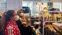 <p>Di hari pertama, acara persembahan HaiBunda ini sudah diramaikan dengan berbagai booth di area Bazar. Bunda yang datang bisa mencari berbagai produk kebutuhan Si Kecil seperti pakaian, perlengkapan bayi, home and living, dan masih banyak lagi. Jangan lupa mampir untuk mendapatkan penawaran terbaik. (Foto: Annisa A)</p>