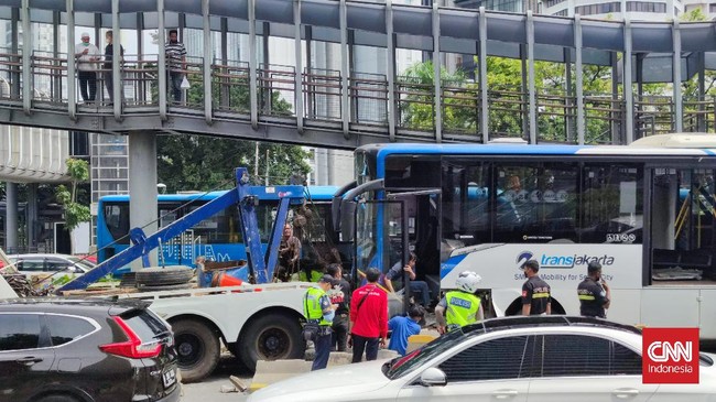 TransJakarta mengurangi jam operasional setelah DKI Jakarta ditetapkan PPKM level 2. Jadwal baru TransJakarta berlaku Jumat (7/1).