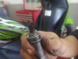 Lakukan Hal Ini Supaya Motor Tidak Mogok di Jalan Gegara Busi