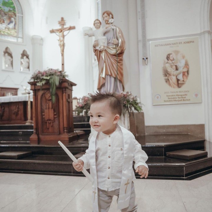 <p>Prosesi sakral tersebut berlangsung di Gereja Katolik St. Laurensius, Alam Sutera. (Foto: Instagram)</p>