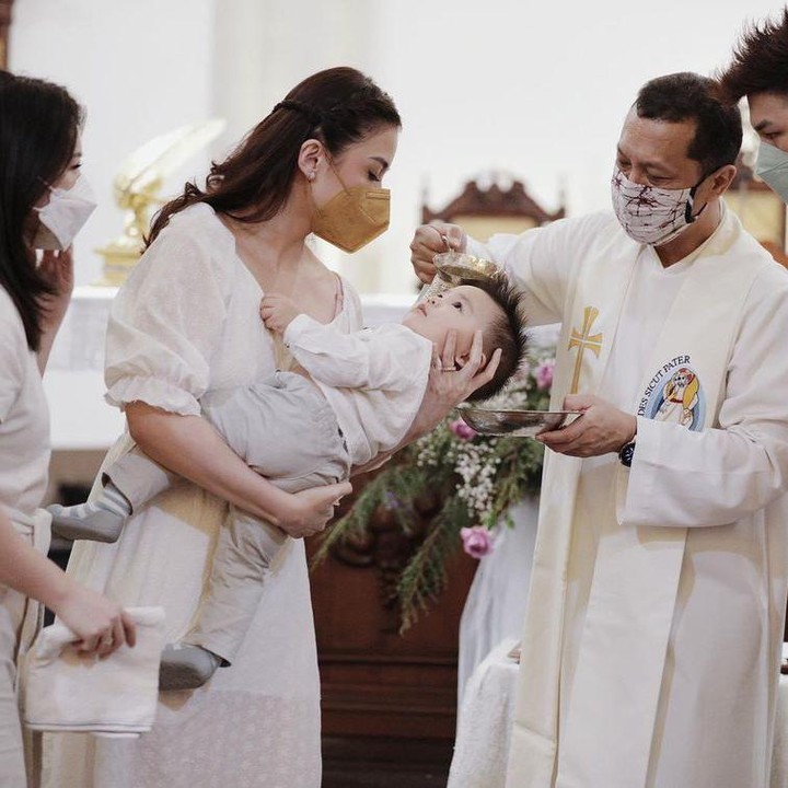 <p>Chelsea terlihat menggendong Dante saat pastor mencukur sebagian rambutnya. Sedangkan Glenn tampak memperhatian proses tersebut. (Foto: Instagram)</p>