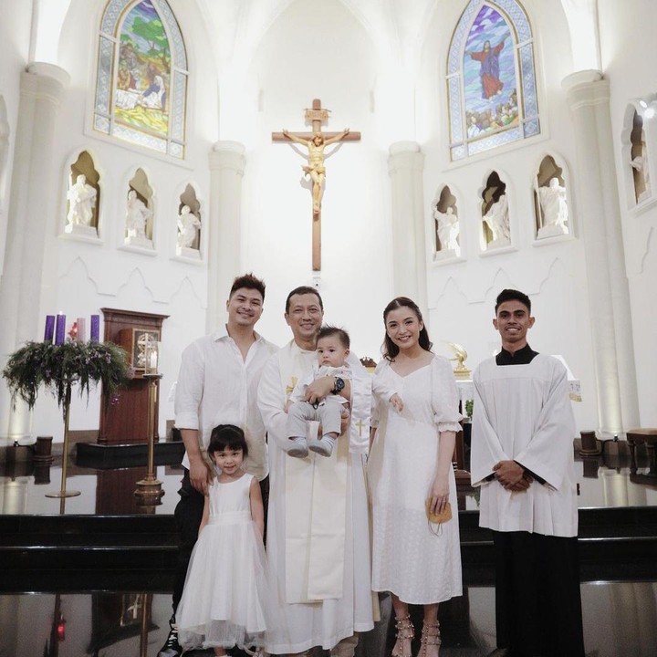<p>Keluarga Glenn Alinskie dan Chelsea Olivia trelihat kompak degan pakaian serba putih.   (Foto: Instagram)</p>