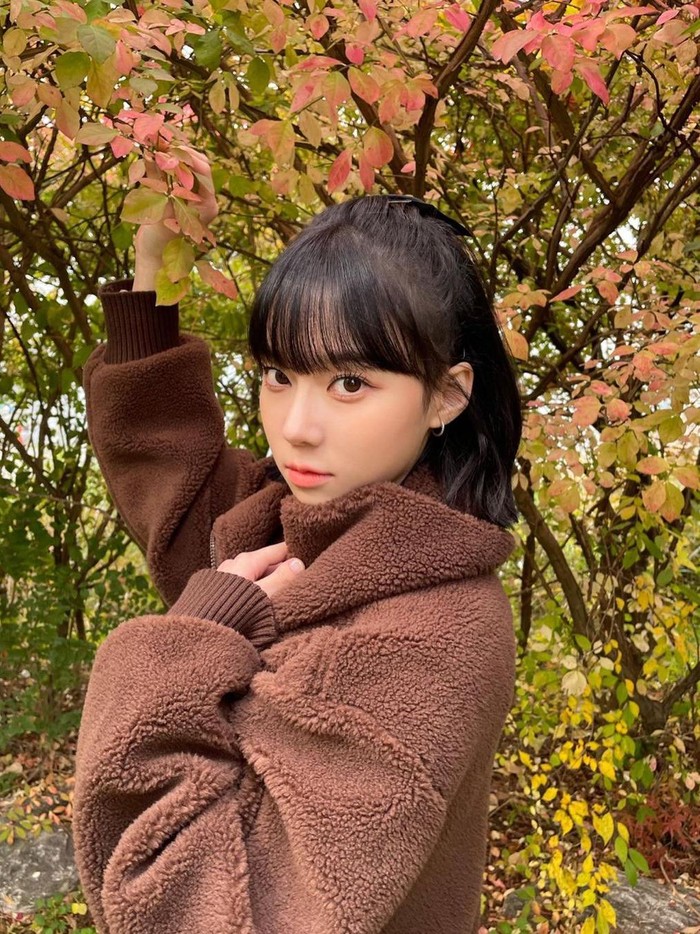 Dari girl group generasi empat, ada Winter, si visual girl group aespa yang berhasil memikat banyak penggemarnya. Foto kecantikan alami Winter sebelum debut pernah viral lho di sosial media. Bahkan, banyak fans yang menyebutnya mirip dengan senior satu agensinya, yaitu Taeyeon Girls' Generation./ Foto: instagram.com/aespa_official